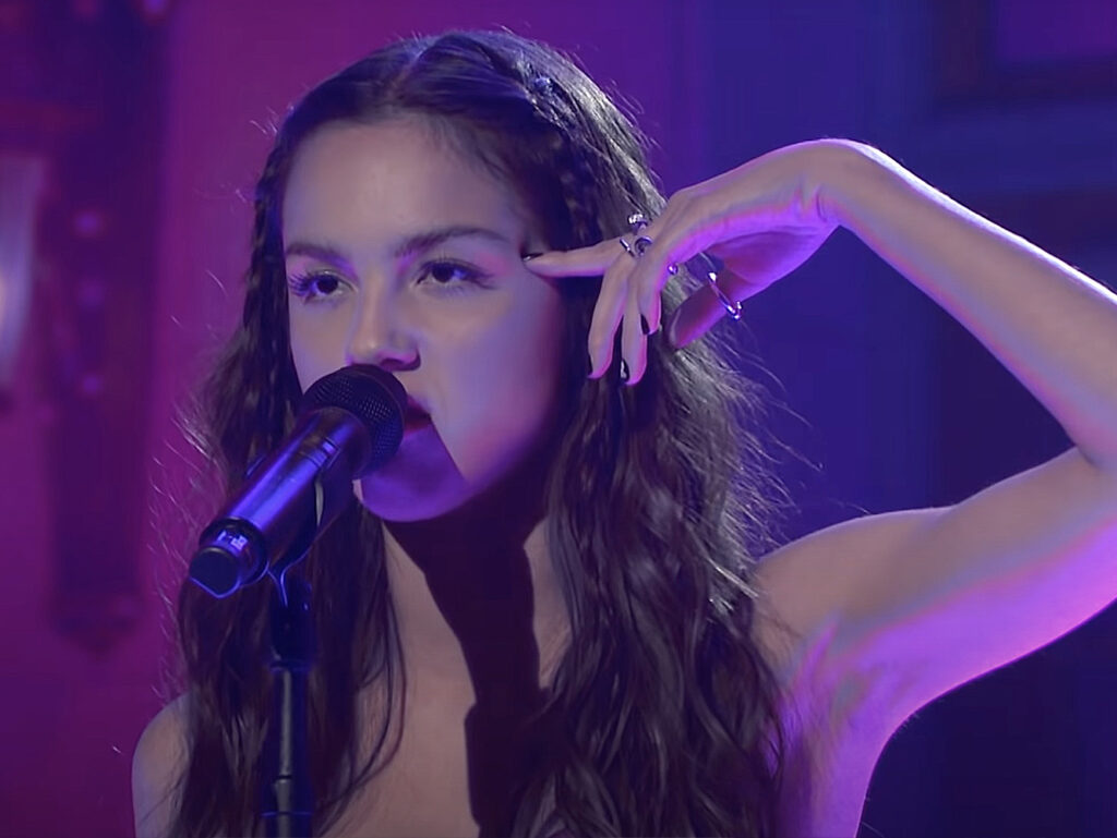 Olivia Rodrigo se saca partidazo en 'SNL' presentando 'Good 4 U' y