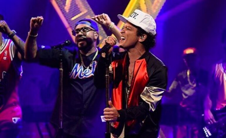 Bruno Mars presenta ’24K Magic’ y ‘Chunky’ en ‘Saturday Night Live’