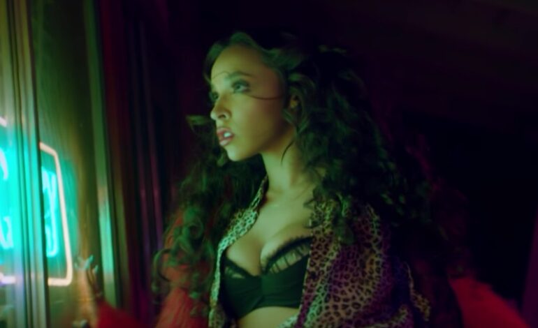  Tinashe, espasmódica en el vídeo de la fastuosa ‘Just Say’, junto a KDA