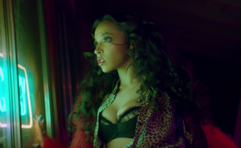  Tinashe, espasmódica en el vídeo de la fastuosa ‘Just Say’, junto a KDA