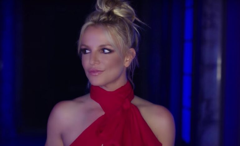  Britney Spears y Tinashe tienen… una noche… de amor en ‘Slumber Party’