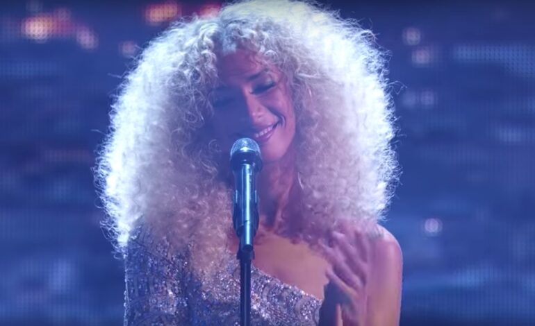  Leona Lewis es apenas enfocada durante su ‘Memories’ en ‘Dancing With The Stars’