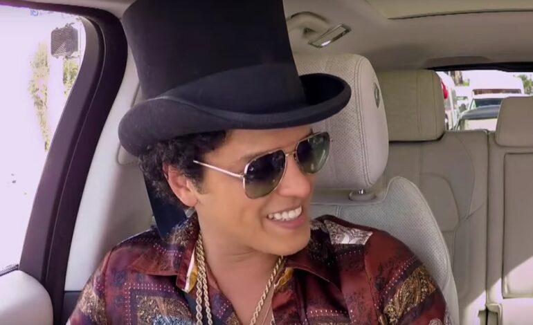  Bruno Mars viste a James Corden con su look en el ‘Carpool Karaoke’