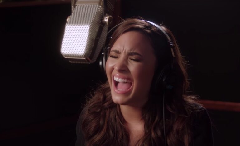 Demi Lovato borda ‘Silent Night’ poniendo todo tipo de caras extrañas