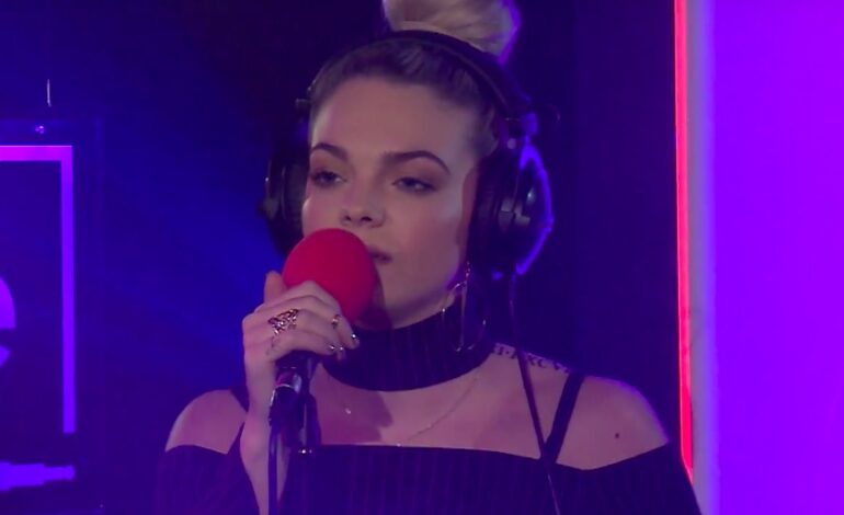  Louisa Johnson pasa por el BBCR1 Live Lounge y versiona ‘Rockabye’ de Clean Bandit