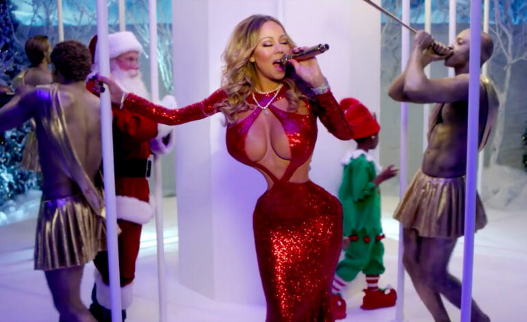 La Drag Queen de los 90 Mariah Carey recibe a Santa Claus con dos Frenadoles de más