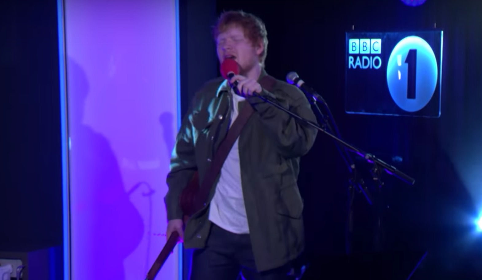 Ed Sheeran versiona ‘Touch’ de Little Mix y presenta ‘Shape Of You’ en BBC Radio 1
