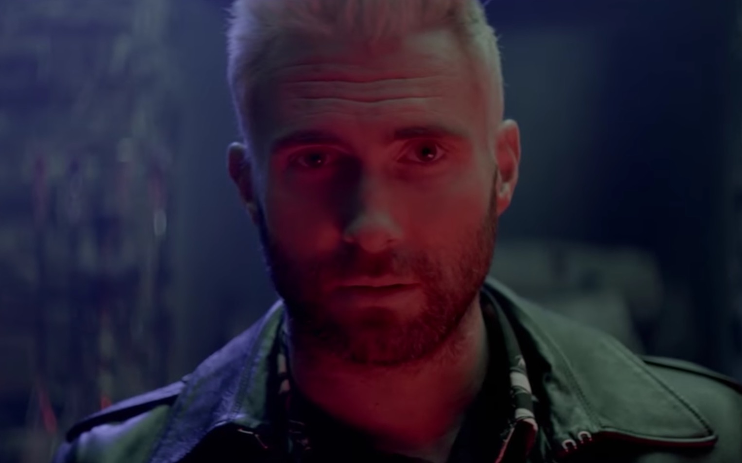  A Maroon 5 les ponen droja en el Cola Cao en el fascinante vídeo para ‘Cold’
