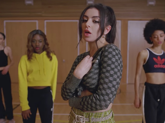  Zoológico de parejas en el vídeo de Mura Masa & Charli XCX en ‘1 Night’