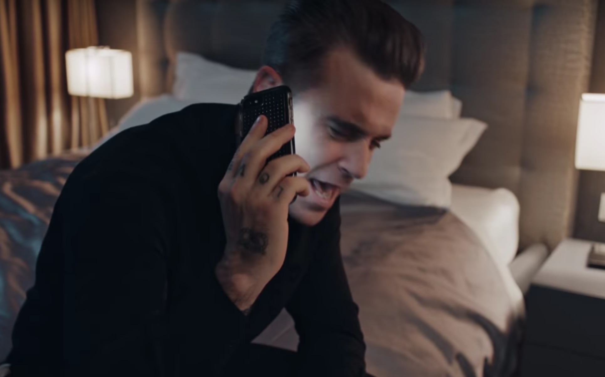 Robbie Williams lanza el vídeo de ‘Mixed Signals’ con tres finales a elegir