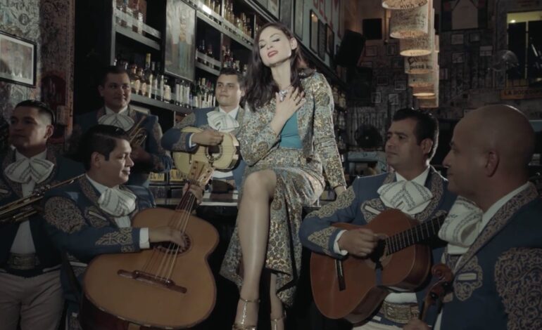  Latina Kween Sofía Elís-Víctor canta ‘Death Of Love’ junto a unos mariachis