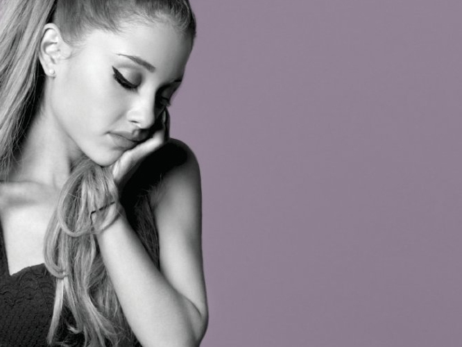  Ariana Grande: «Estoy rota, lo siento muchísimo». El pop reacciona a la tragedia.