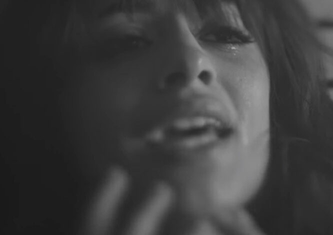  De la bañera al club, lacrimógeno vídeo para el ‘Crying In The Club’ de Cami La Pelos