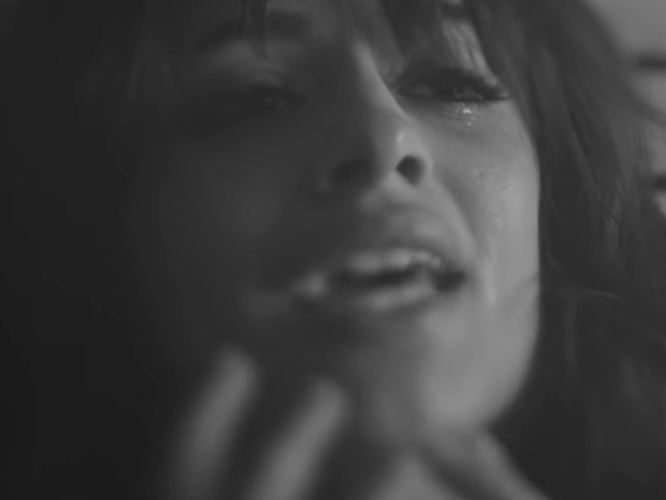De la bañera al club, lacrimógeno vídeo para el ‘Crying In The Club’ de Cami La Pelos