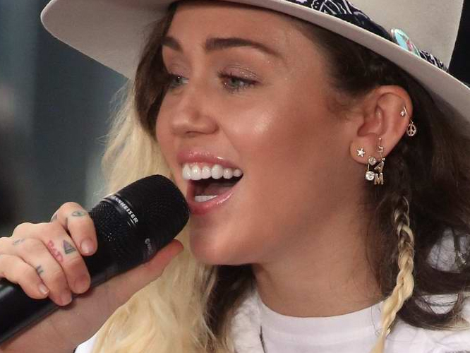 Miley Cyrus presenta ‘Inspired’, el que ella denomina su nuevo ‘The Climb’