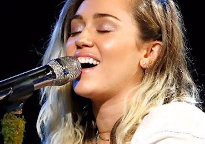  Miley Cyrus dedica su performance de ‘Million Reasons’ en ‘The Voice’ a Ariana Grande