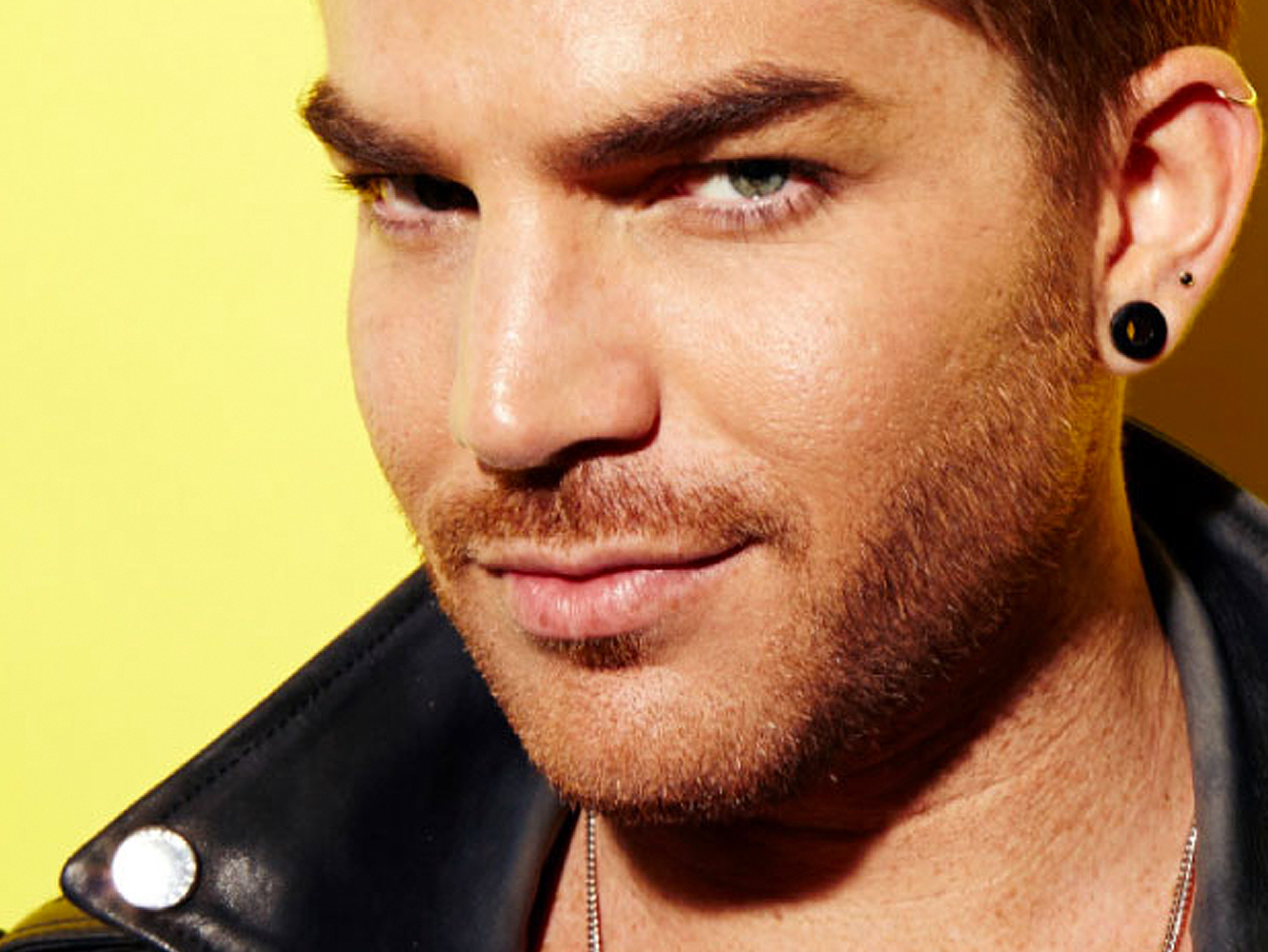 Adam Lambert vuelve dando más bandazos con ‘Two Fux’, su nuevo single