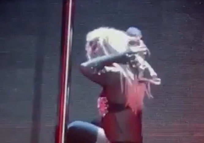  Por suerte, fue el micrófono y no el .m4a lo que se le enredó a Britney en el pelo