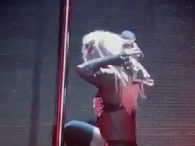  Por suerte, fue el micrófono y no el .m4a lo que se le enredó a Britney en el pelo