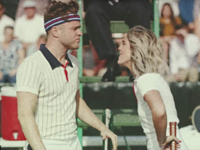  Olly Murs y Louisa Johnson jugan al tenis en los 70 y cuentan chistes malos en 2017