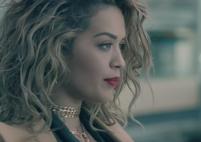  Rita Ora lanza algo de shade en el fantástico vídeo para ‘Your Song’