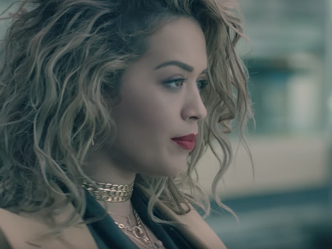  Rita Ora lanza algo de shade en el fantástico vídeo para ‘Your Song’