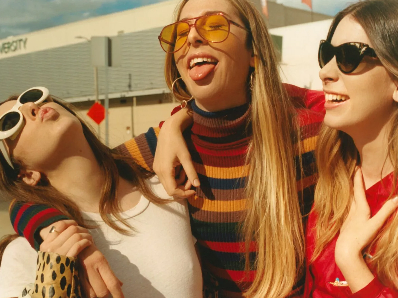  HAIM transforman ‘That Don’t Impress Me Much’ casi en un clásico propio