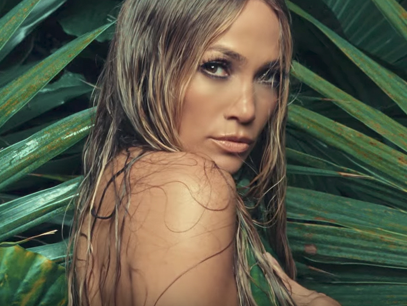  Jennifer Lopez despliega sus folclóricos encantos en el vídeo para ‘Ni Tú Ni Yo’