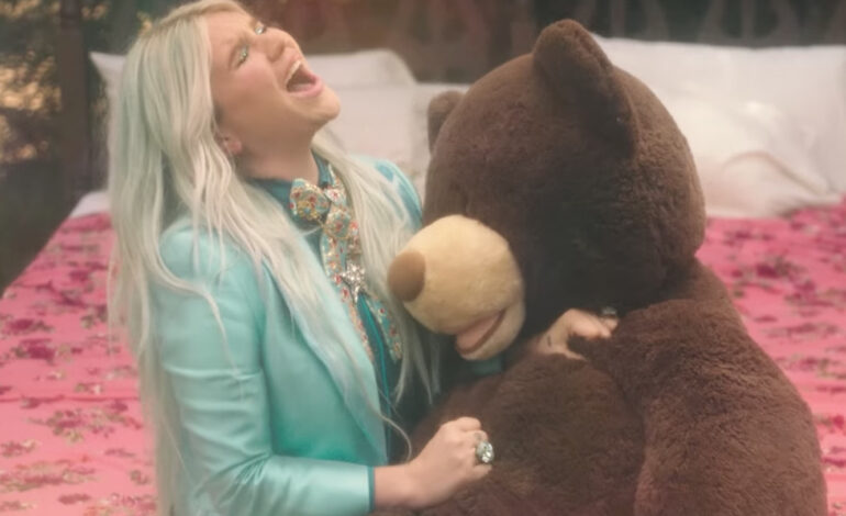  Kesha rebusca en el baúl de los recuerdos en el vídeo de ‘Learn To Let Go’