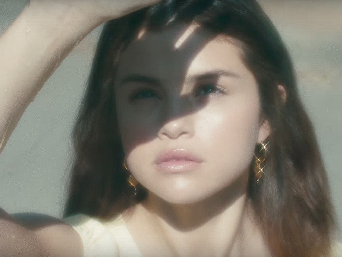  Siniestro vídeo para ‘Fetish’, con Selena Gomez rizándose la lengua