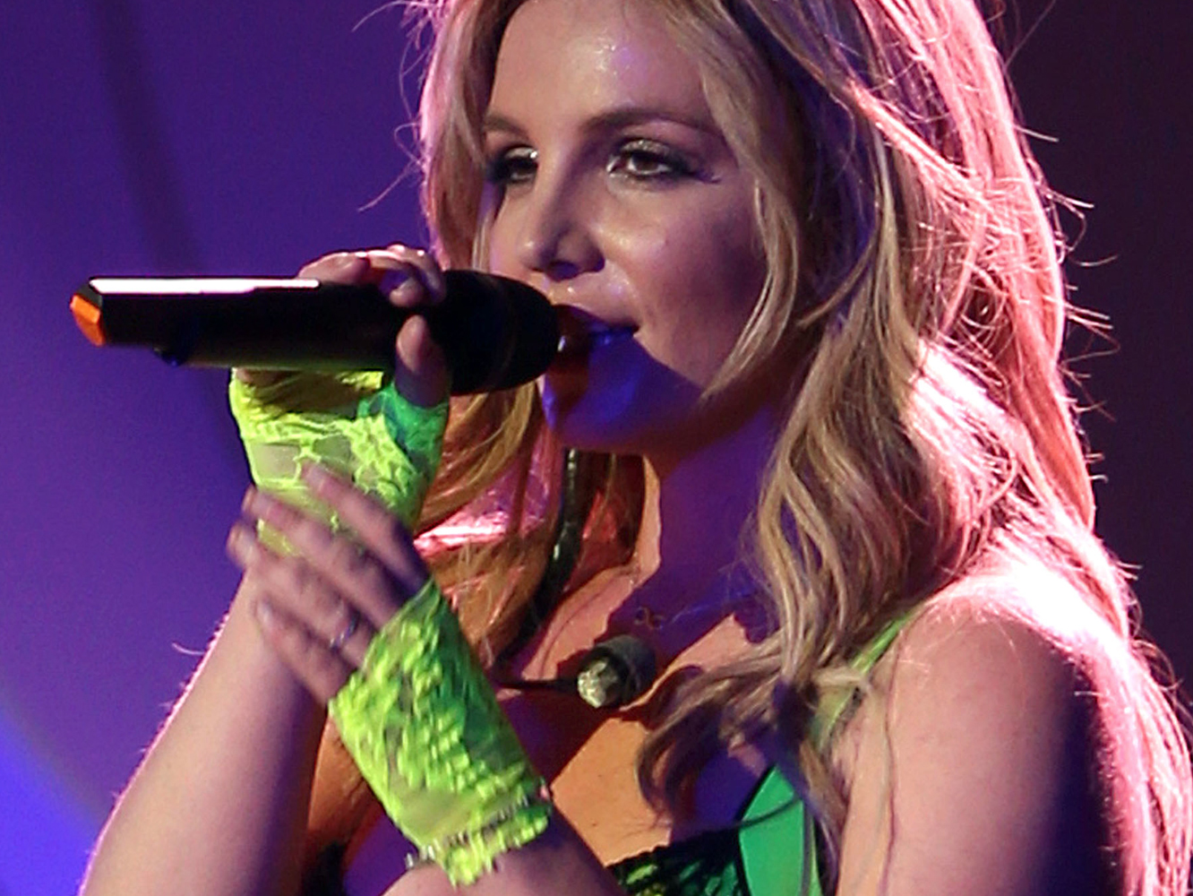 Britney Spears carga contra los medios y actúa ¡en directo! versionando a Bonnie Raitt