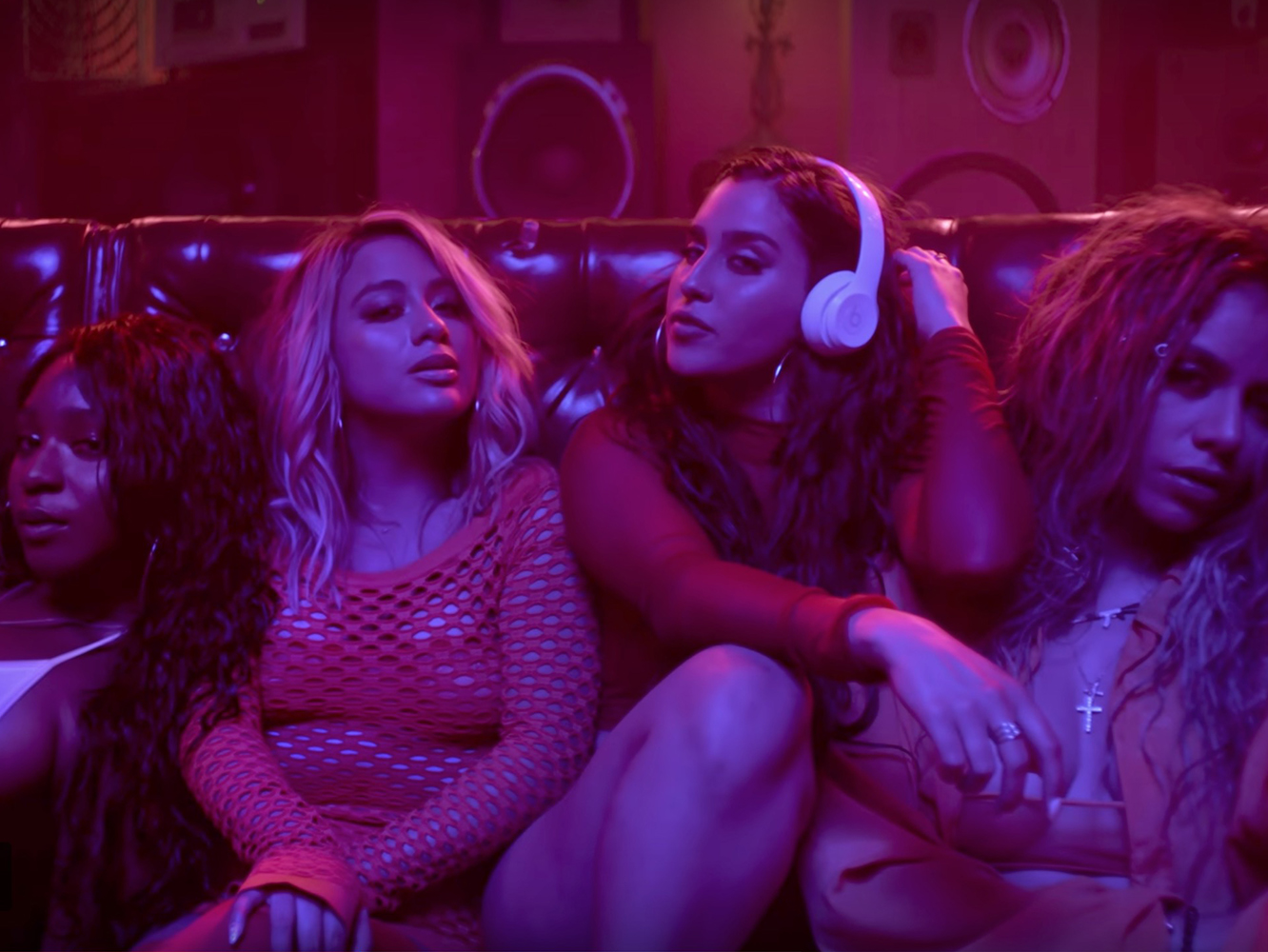  Fifth Harmony siguen tirando de sexo, aceite y carnaza en ‘He Like That’