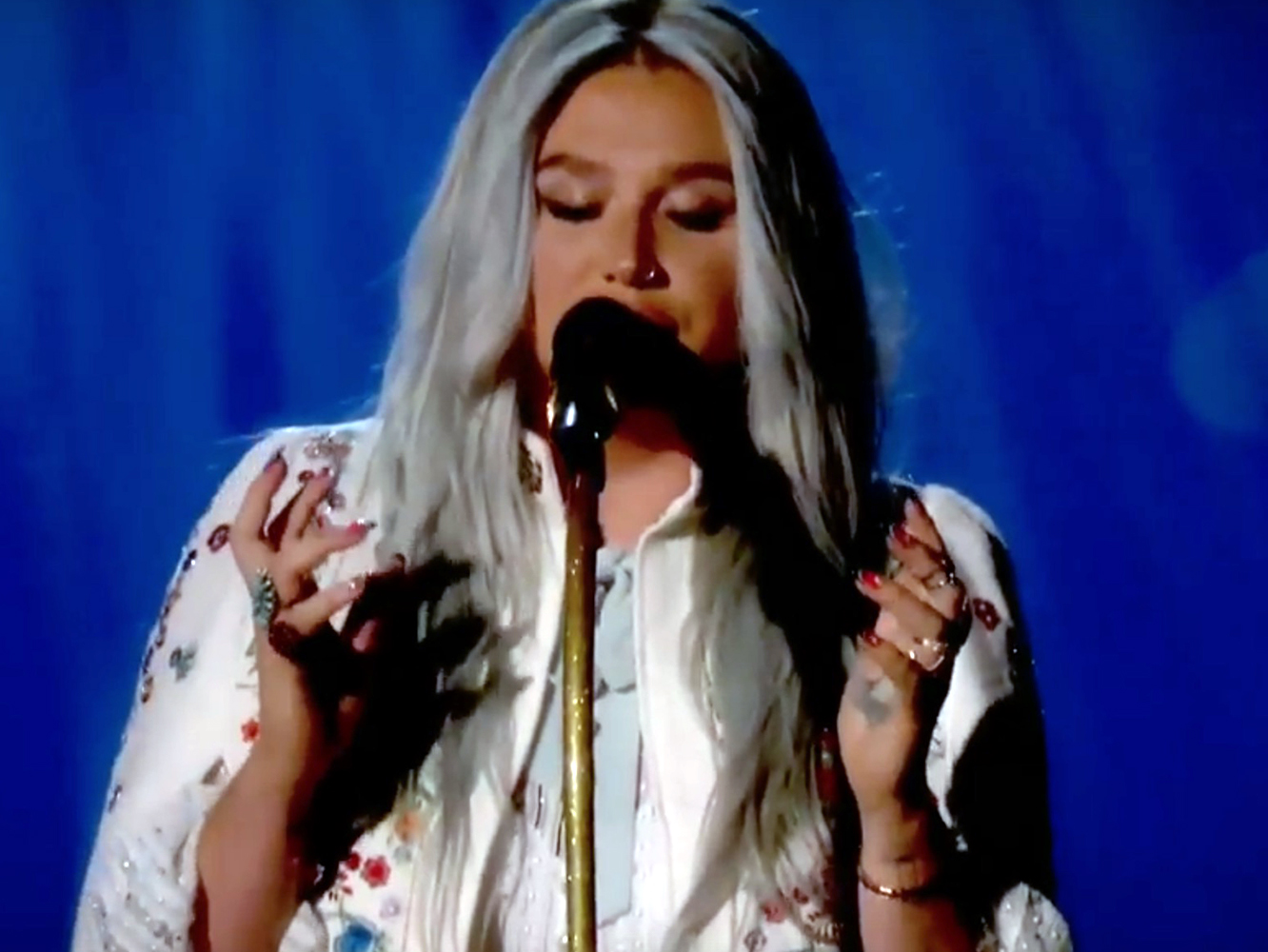  Kesha se luce como vocalista en el primer directo de sus nuevos temas