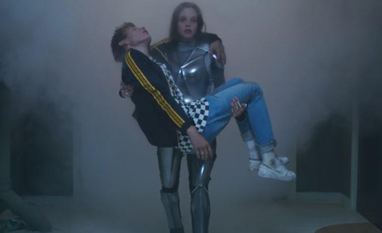  El single más popero de Beck, ‘Up All Night’, también tiene el vídeo más popero