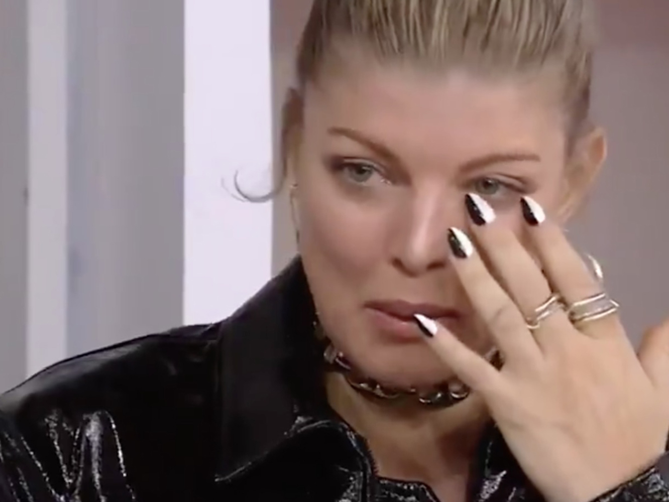  Fergie actúa en la tele, llora tras ser engañada y se enfrenta a catastróficas cifras