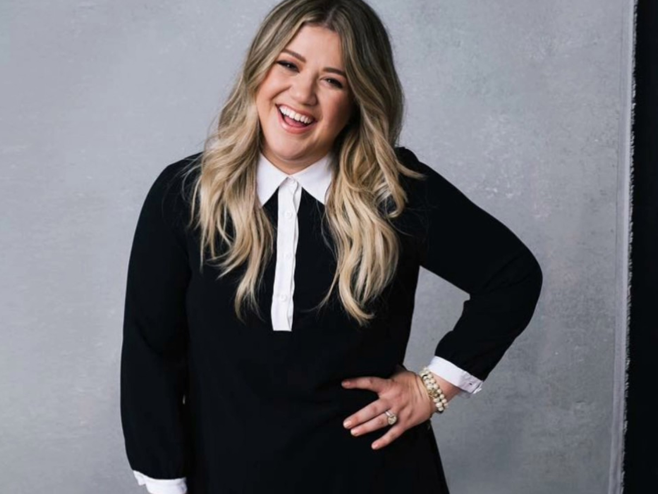  Kelly Clarkson florece en el adelanto de su nuevo single, ‘Love So Soft’