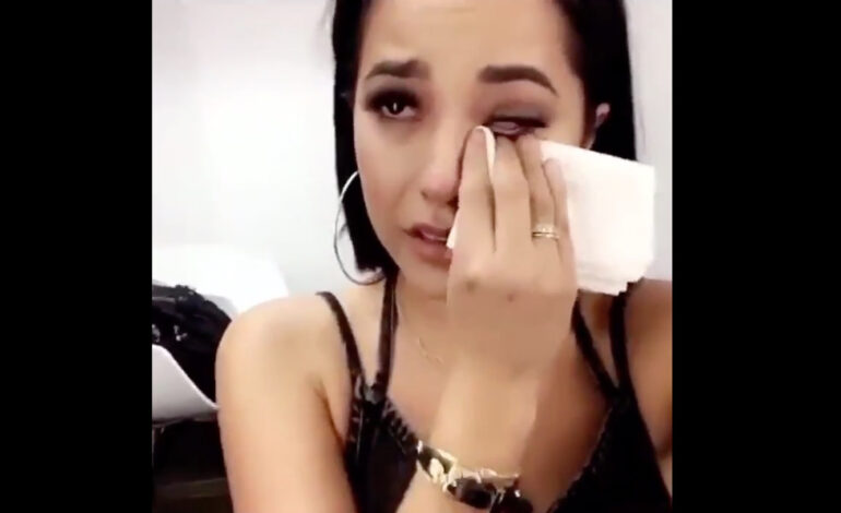 We told you this was Melodrama: Becky G rompe a llorar tras una avalancha de fans