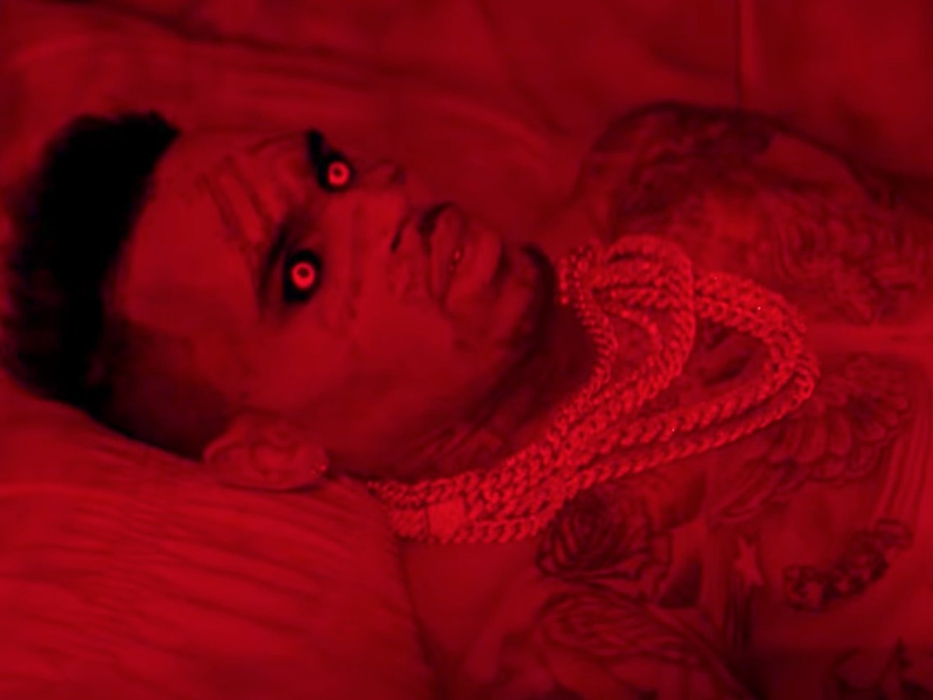 Chris Brown sigue con su temática Halloween en el vídeo de ‘High End’