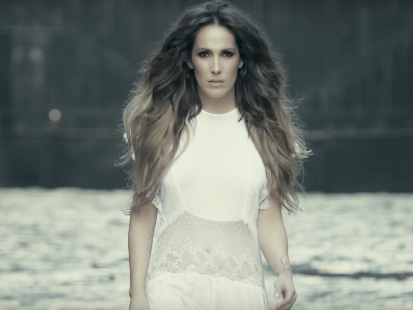  Fantasmagórico vídeo entre polvos blancos para ‘Invisible’ de Malú