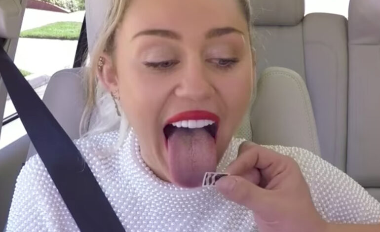  Miley Cyrus juega a «colocada o no» en el Carpool Karaoke de James Corden