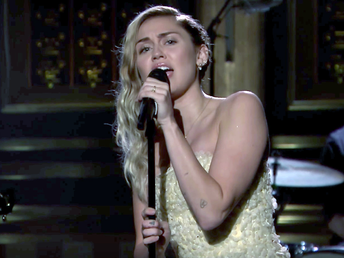  Miley Cyrus versiona a Dido en homenaje a Las Vegas y recuerda ‘The Climb’ en Fallon