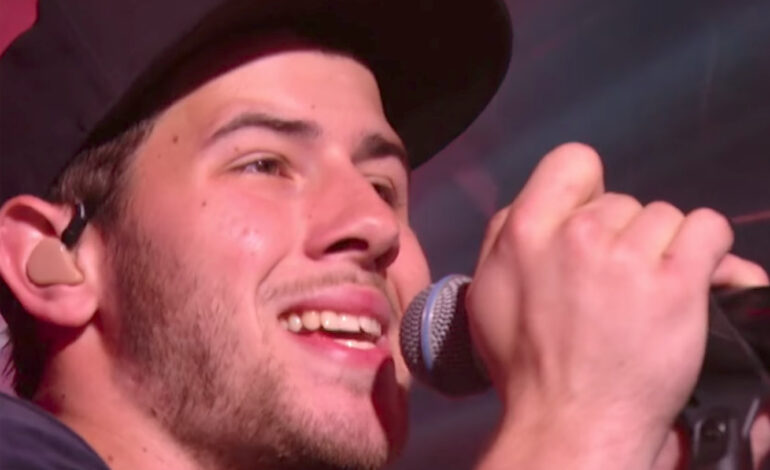  La mandíbula de Nick Jonas presenta ‘Find You’ en el nuevo TRL de MTV