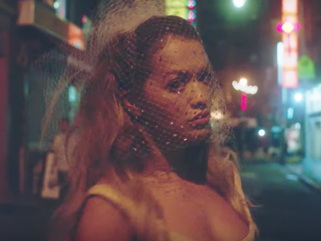  TOP 5 | Modelitos imposibles de Rita Ora en el vídeo de ‘Anywhere’