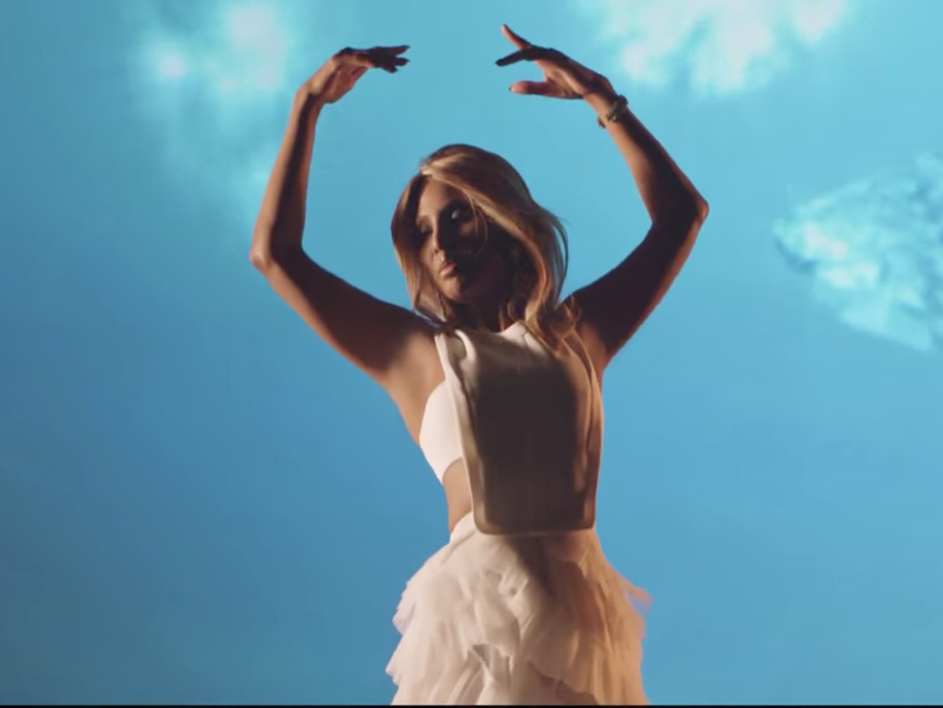  Toni Braxton opta por las sutilezas chic en el vídeo de ‘Deadwood’
