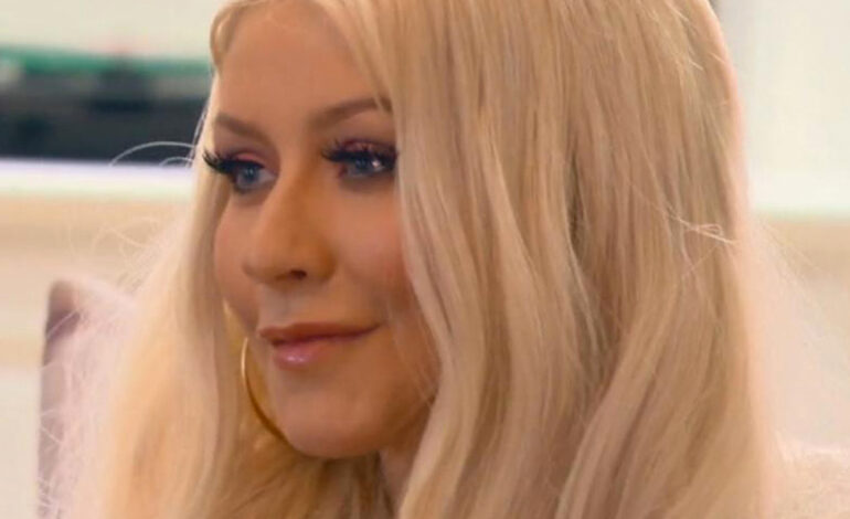 Christina Aguilera bendice con ‘Beautiful’ y sus 6 Grammys a Christina Aguilera… y a gente pobre