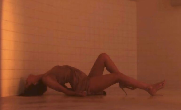  Selena Gomez presenta otro de esos vídeos tirada en el suelo medio húmeda para ‘Wolves’