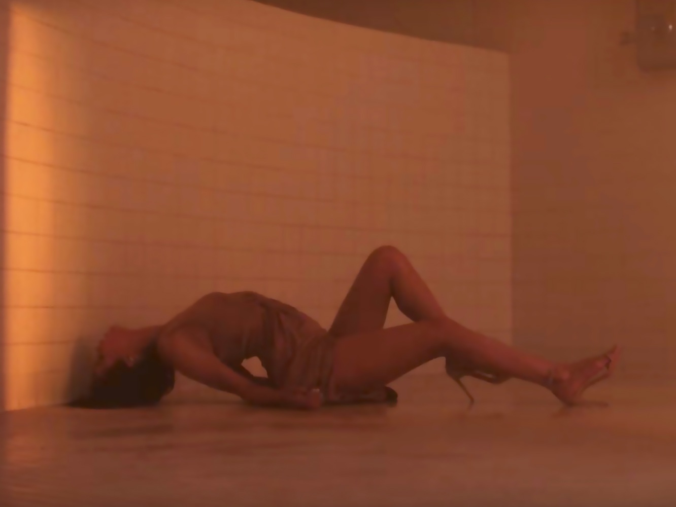Selena Gomez presenta otro de esos vídeos tirada en el suelo medio húmeda para ‘Wolves’
