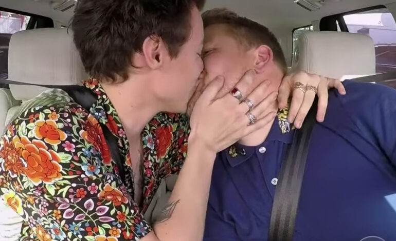  ‘Carpool Karaoke’ cierra su año con villancico y el beso de James Corden y Harry Styles