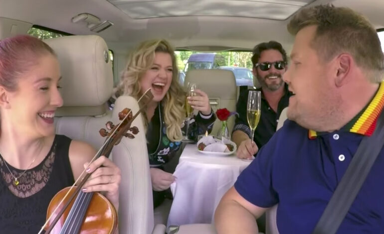  Kelly Clarkson tiene un cita romántica rodeada de hits en en último Carpool Karaoke