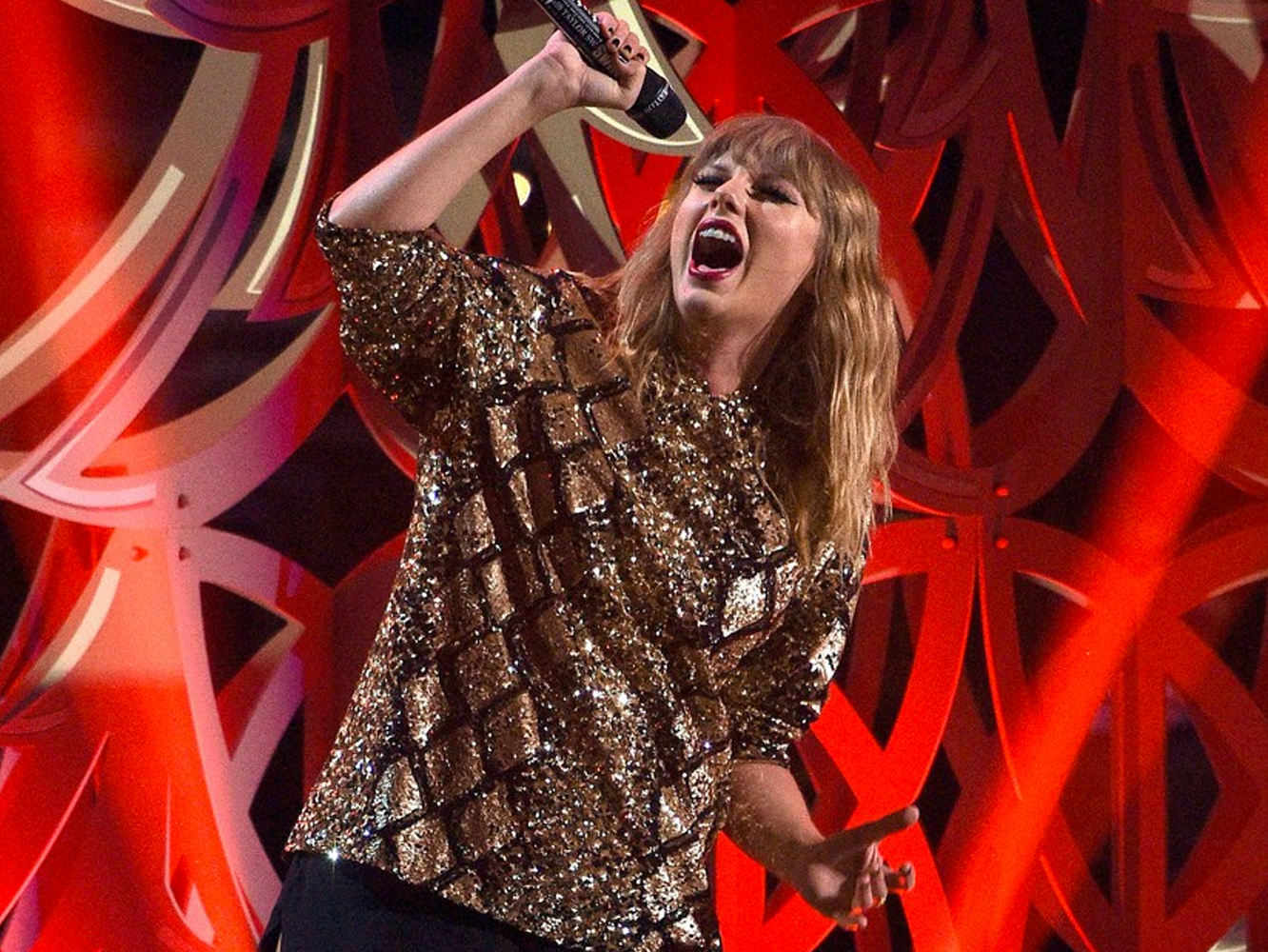  Taylor Swift abandona su guarida y promociona ‘Reputation’ en el Jingle Ball 2017